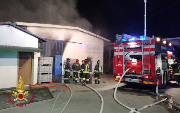 Un altro incendio nella notte, a bruciare principalmente gomma