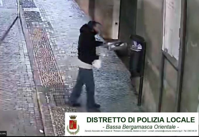 Abbandona un forno microonde sul cestino comunale