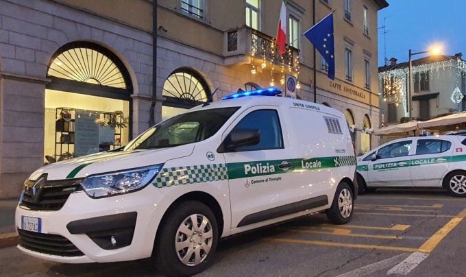 Si smarrisce durante le spese di Natale: la Polizia locale di Treviglio salva un anziano