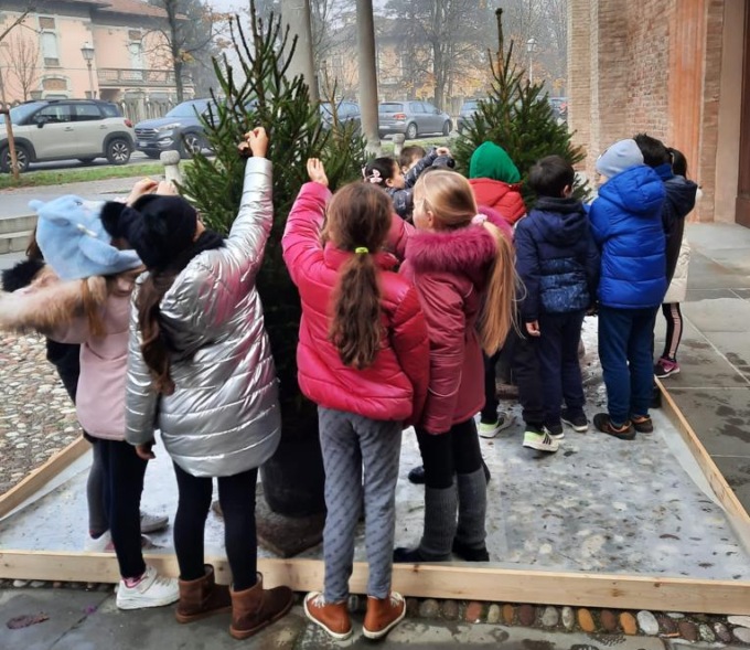 La città si veste festa, e i bambini della Merisi addobbano gli alberi di Natale