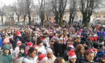 Un coro di voci angeliche intona le canzoni di Natale, auguri dalla scuola Merisi!