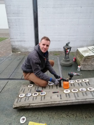 Combattenti e Reduci riparano le foto al monumento dei Caduti