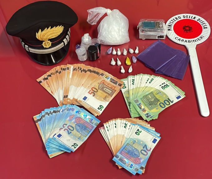 Cedeva cocaina, arrestato pusher 63enne