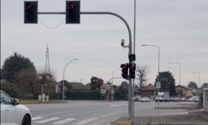 Il semaforo “rosso stop” fa strage di automobilisti: in due mesi 1600 multe