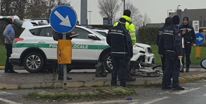 Diciottenne investita in bicicletta in via Treviglio