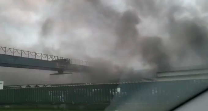 Incendio alla Isocell, sette squadre dei Vigili del fuoco in azione