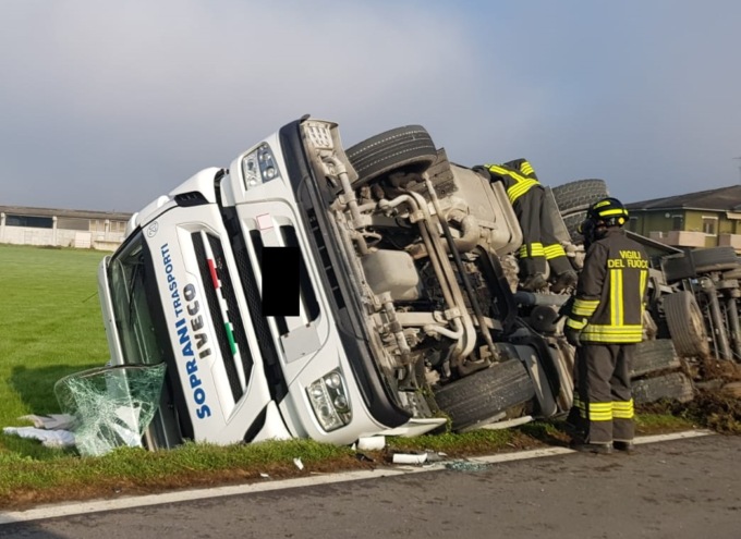 Perde il controllo del Tir e finisce fuori strada