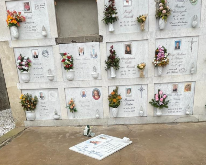 Incursione al cimitero, lapidi divelte dalle tombe