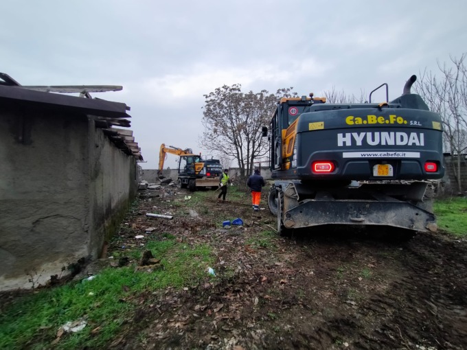 Finalmente le ruspe smantellano la centrale dello spaccio di via Pirolo