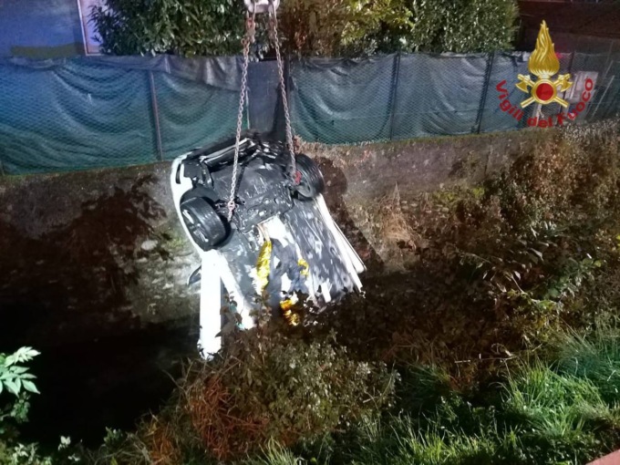 Si ribaltano con l’auto nel fosso, tre giovani feriti, morto un 22enne