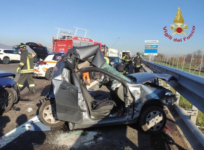 Schianto sulla A4, cinque persone coinvolte