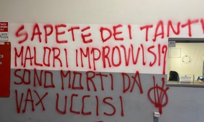 Scritte con la vernice rossa dei "no vax": raid all'Università e al liceo Mascheroni