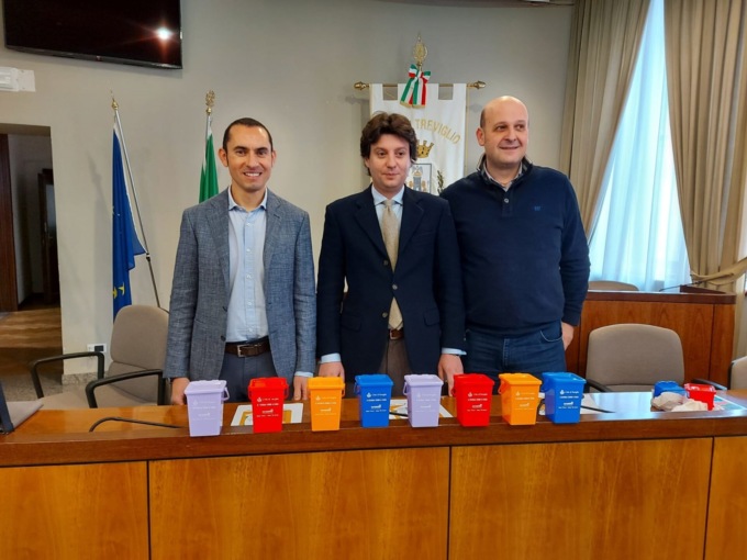 A scuola come a casa, i bambini a lezione di raccolta differenziata