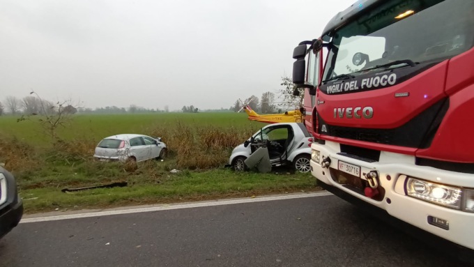 Schianto tremendo sulla Rivoltana, due auto finiscono nel fosso