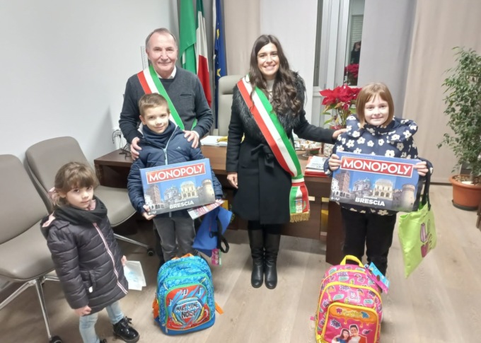 Il gemellaggio tra i paesi regala doni ai bambini