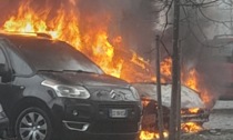 Auto prende fuoco nel parcheggio pieno, danni anche ad altre vetture