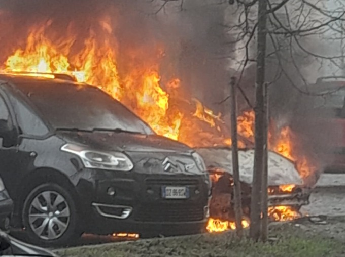 Auto prende fuoco nel parcheggio pieno, danni anche ad altre vetture