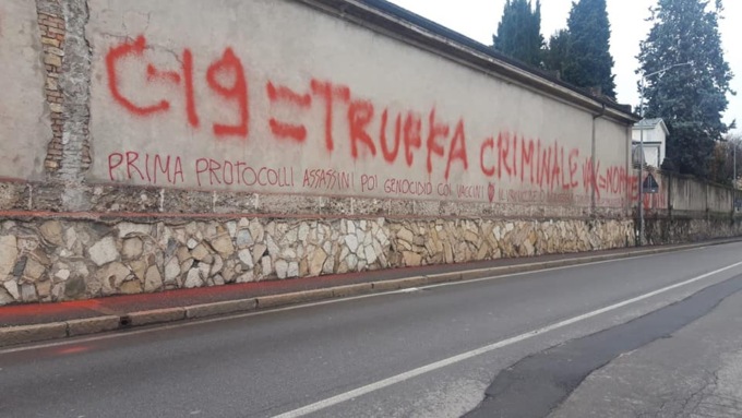 Frasi no-vax sul cimitero monumentale di Bergamo. L’assessore: “Idioti, qui ci sono 3.000 morti di Covid”