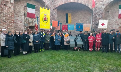 Una targa sul cannone restaurato per ricordare il sergente Gino Benedetti