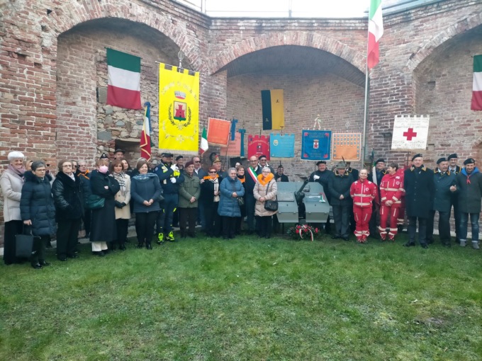 Una targa sul cannone restaurato per ricordare il sergente Gino Benedetti