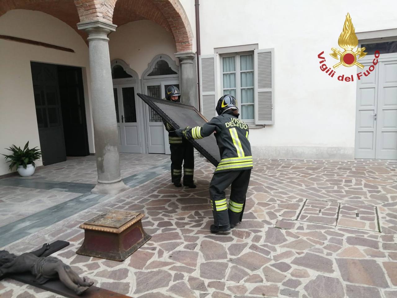 Martinengo - I Vigili del fuoco mettono in salvo gli oggetti d'arte (3)