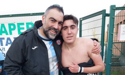 La magia del rugby a Treviglio: il figlio dà il cambio a papà in campo