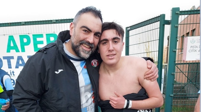 La magia del rugby a Treviglio: il figlio dà il cambio a papà in campo