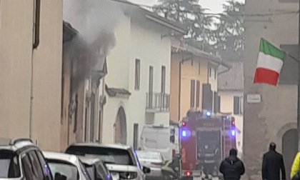 Incendio a Martinengo: in fiamme un locale accanto alla chiesa di Sant'Agata