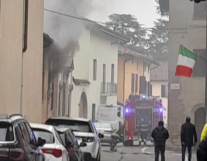 Incendio a Martinengo: in fiamme un locale accanto alla chiesa di Sant’Agata
