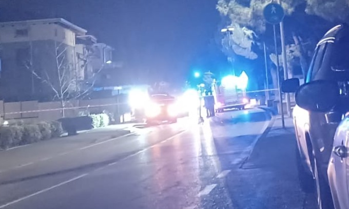 Travolto da due auto, muore a 16 anni