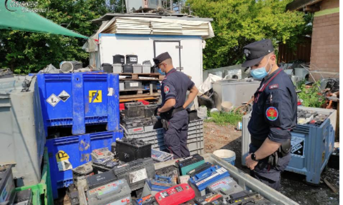 Traffico illecito di batterie al piombo esauste, stoccate anche nei campi nomadi della Bergamasca