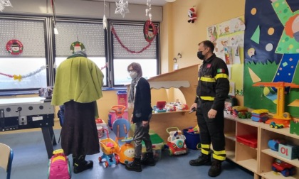 La Befana scortata dai Vigili del fuoco è tornata in Pediatria a Treviglio