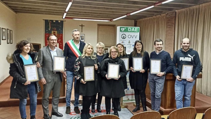 Imprenditori e commercianti donano un defibrillatore