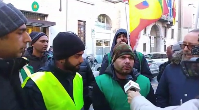 I facchini della Logistica protestano davanti alla Provincia: “Nella Bassa è il Far west”