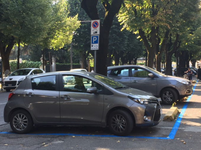 Strisce blu a Treviglio, la protesta di un prof: “Non voglio pagare per parcheggiare l’auto”
