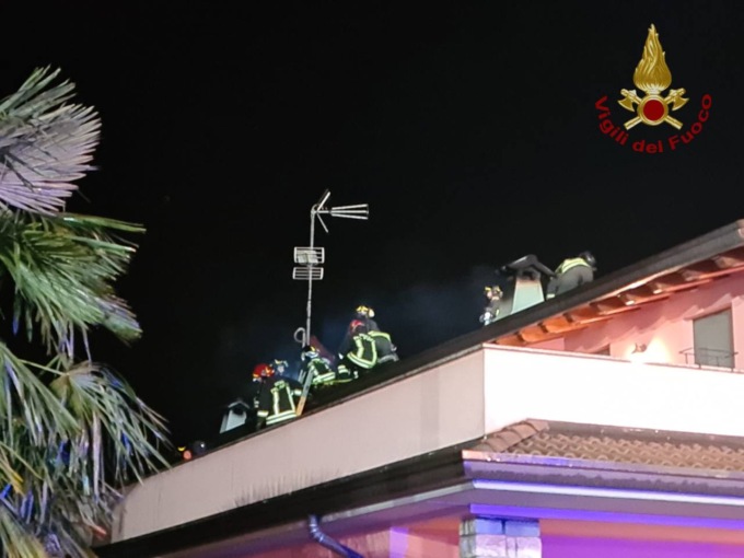 Tetto in fiamme, paura per una villetta