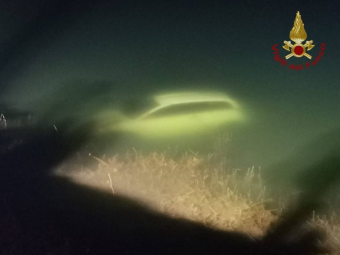 Esce di strada tornando dal lavoro e finisce nel lago: auto ripescata dai Vigili del fuoco
