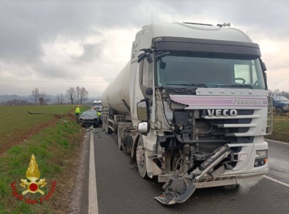 Frontale contro un Tir, muore un 89enne