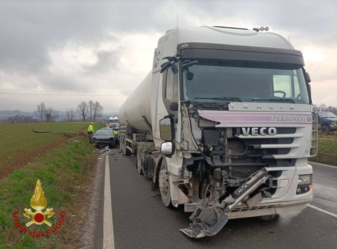 Frontale contro un Tir, muore un 89enne