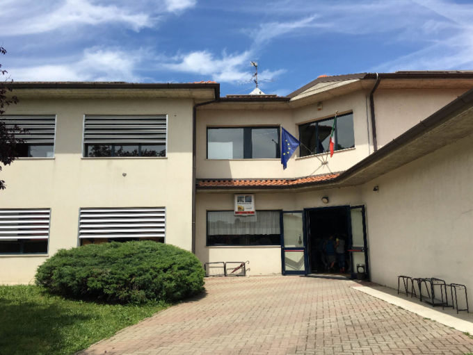 Dopo il furto, dieci computer in dono alla scuola media