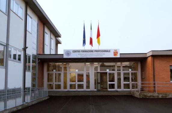 Treviglio, studentessa si incastra il dito in un macchinario
