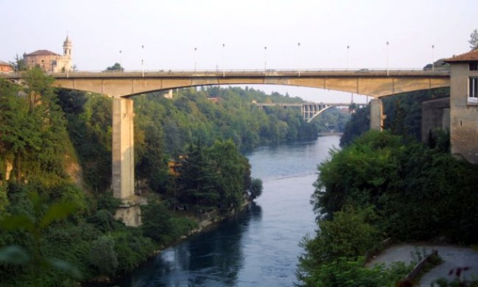 Voleva farla finita gettandosi dal ponte, salvato da due passanti