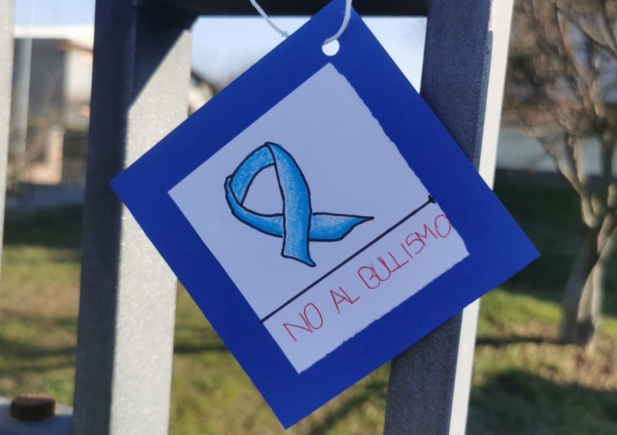 Studenti appendono nodi blu per dire: “No al bullismo”