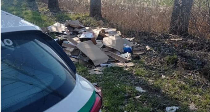 Abbandona imballaggi di cartone nelle campagne, multa di 300 euro