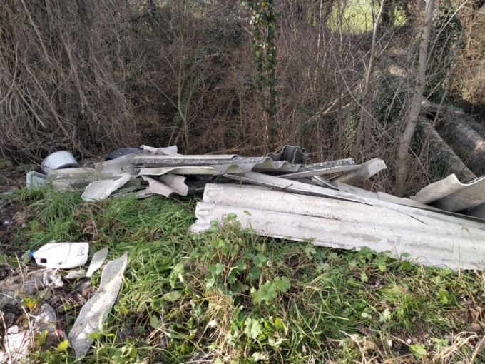 Ancora abbandoni di rifiuti in campagna, questa volta anche lastre di eternit