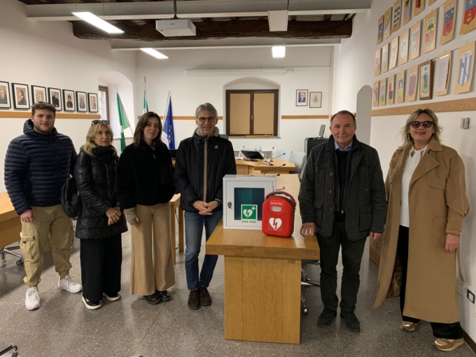 Benefattore dona un defibrillatore al Centro socio culturale
