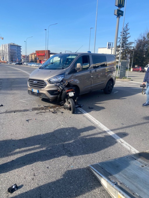 Schianto tra motorino e furgone a Treviglio: grave un 15enne