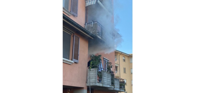 Incendio in cucina, paura per un’anziano