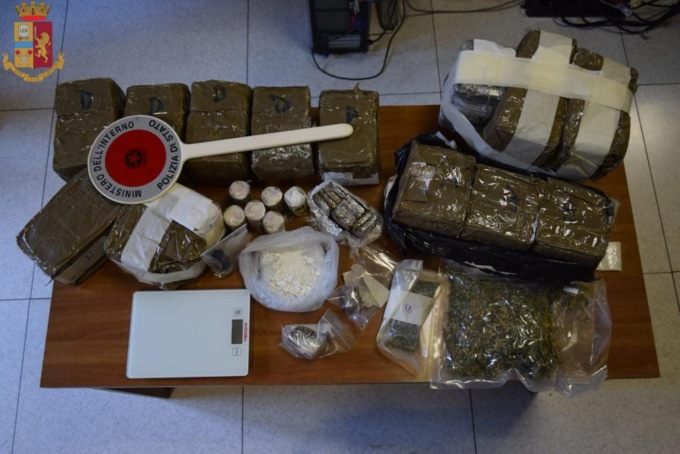 Traditi dall’odore di hashish in auto: ne avevano 16 chili
