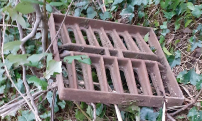 Lanciano un chiusino in ghisa nel giardino: “Potevano uccidere qualcuno”